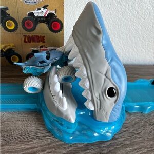 Megalodon Mayhem Monster Jam Track and Truck 1:64